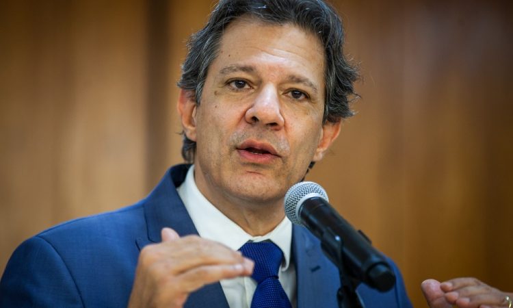 Haddad discute redução dos juros do cartão de crédito com os principais bancos do país