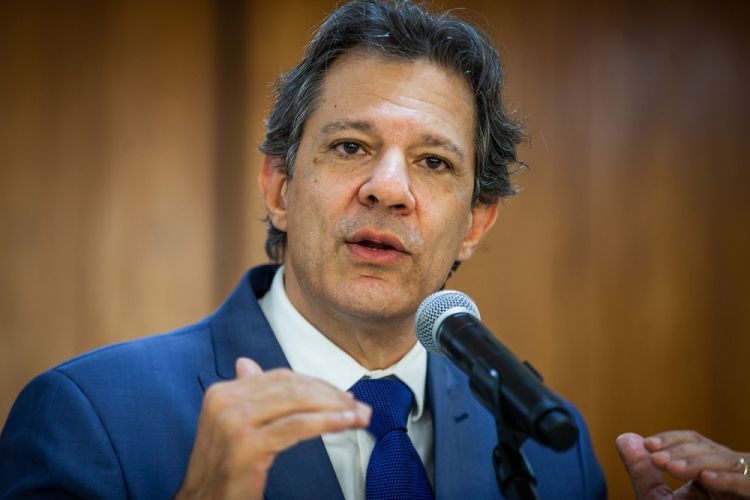 Haddad discute redução dos juros do cartão de crédito com os principais bancos do país