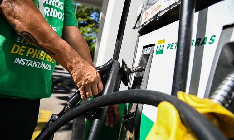 Petrobras anuncia redução de R$ 0,27 por litro no preço do diesel nas distribuidoras